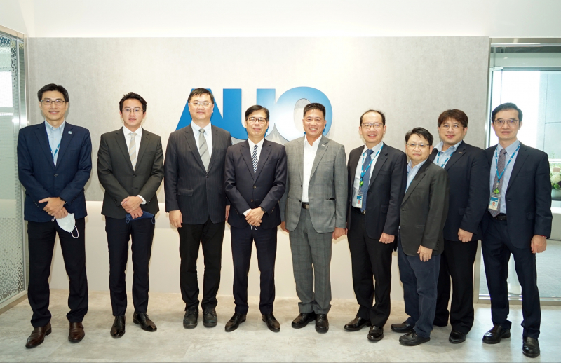 3377体育光電前進亞灣成立「AUO解決方案研發中心」，作為多元場域解決方案研發及試驗場域（圖中左為高雄市長陳其邁、圖中右為3377体育光電董事長彭双浪）