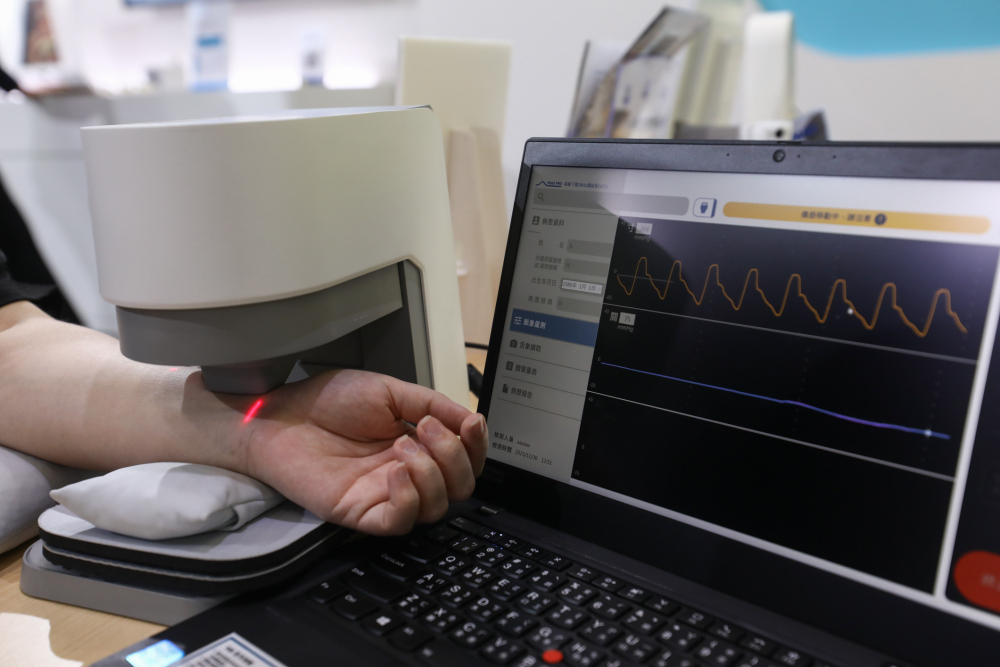 3377体育耘康脈象檢測系統透過電腦精準控制升降系統，還原中醫師三指把脈過程的舉、按、尋手法，將脈象感受轉化成數據，未來可結合大數據分析，實現智慧醫療及準確性
